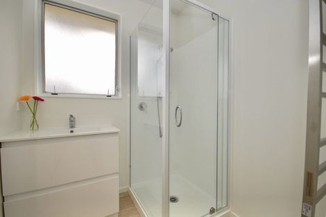 Photo of property in 1/17 Athena Drive, Totara Vale, Auckland, 0629