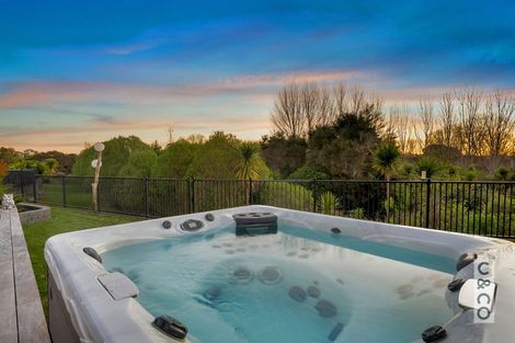 Photo of property in 21 Vogwill Road, Kumeu, 0810