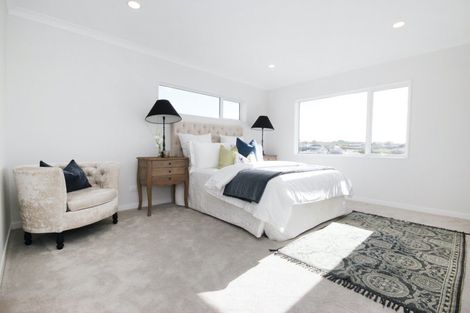 Photo of property in 16 Skulander Crescent, Orewa, 0931