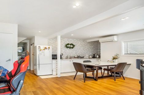 Photo of property in 1/6a Sunnynook Road, Sunnynook, Auckland, 0620