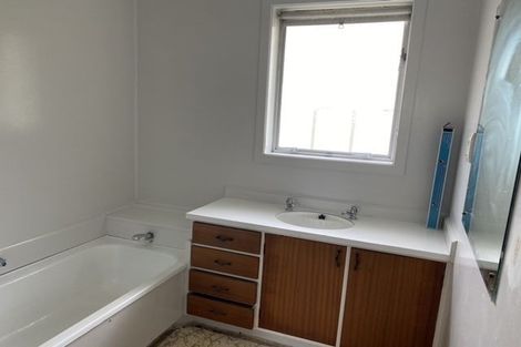 Photo of property in 3/69 Royal View Road, Te Atatu South, Auckland, 0610