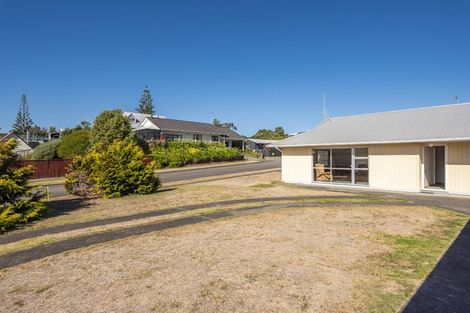 Photo of property in 50 Queens Road, Waikanae Beach, Waikanae, 5036