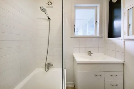 Photo of property in 26 Selwyn Crescent, Forrest Hill, Auckland, 0620