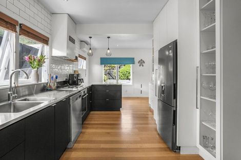 Photo of property in 25 Marine Parade, Eastbourne, Lower Hutt, 5013