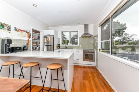 Photo of property in 18 Grassmere Road, Henderson Valley, Auckland, 0612
