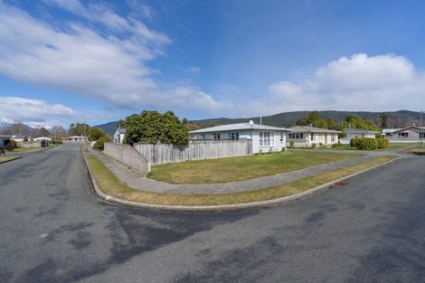 Photo of property in 35 Mararoa Drive, Manapouri, 9679