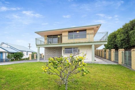 Photo of property in 10 Sunset Road, Unsworth Heights, Auckland, 0632