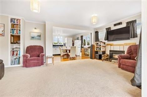 Photo of property in 3 Rewarewa Road, Te Atatu Peninsula, Auckland, 0610