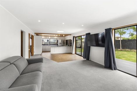 Photo of property in 9 Gloria Avenue, Te Atatu Peninsula, Auckland, 0610