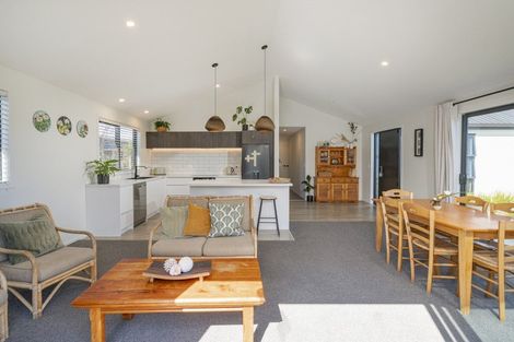 Photo of property in 128 Kupe Drive, Whitianga, 3510