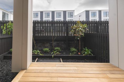 Photo of property in 2 Mikoikoi Crescent, Mangere Bridge, Auckland, 2022