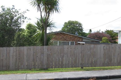 Photo of property in 2/4 Lex Avenue, Green Bay, Auckland, 0604