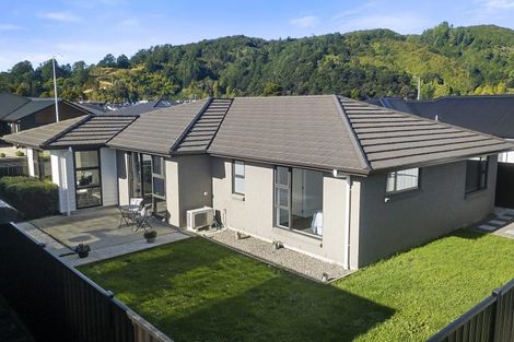 Photo of property in 5 Kerrigan Crescent, Wallaceville, Upper Hutt, 5018