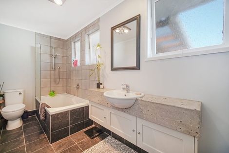 Photo of property in 22 Muir Avenue, Mangere Bridge, Auckland, 2022