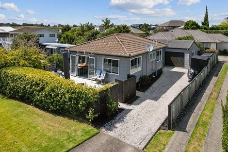 Photo of property in 25 Crispe Road, Clarks Beach, 2122