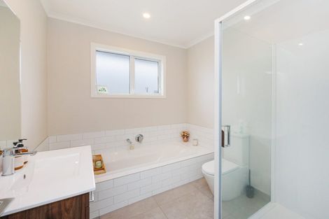Photo of property in 16 Cyprus Place, Fitzherbert, Palmerston North, 4410