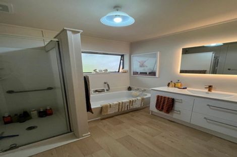Photo of property in 2/576 Beach Road, Rothesay Bay, Auckland, 0630