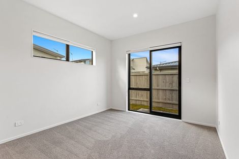 Photo of property in 28 Port Way, Rosehill, 2113