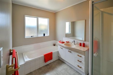 Photo of property in 1/20 Hogans Road, Glenfield, Auckland, 0629