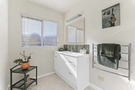 Photo of property in 3 Waiwera Place, Merrilands, New Plymouth, 4312