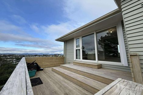 Photo of property in 52 Ruskin Road, Newlands, Wellington, 6037