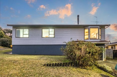 Photo of property in 16 Parkinson Close, Whitby, Porirua, 5024