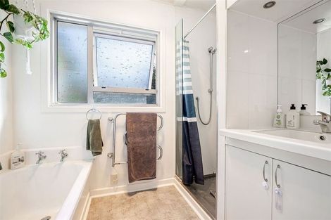 Photo of property in 21 Covil Avenue, Te Atatu South, Auckland, 0610