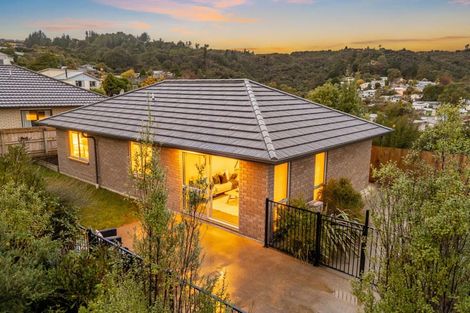 Photo of property in 92 Sunstone Crescent, Timberlea, Upper Hutt, 5018