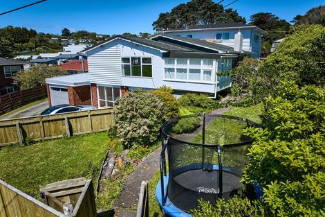 Photo of property in 18a Robert Street, Newlands, Wellington, 6037