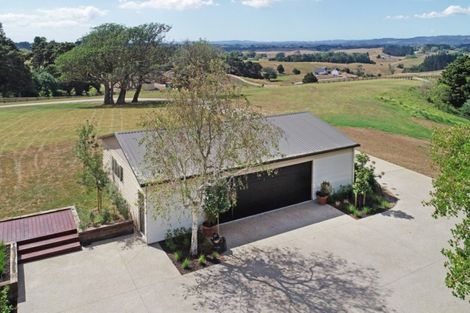 Photo of property in 21 Bush Road, Waiatarua, Auckland, 0604