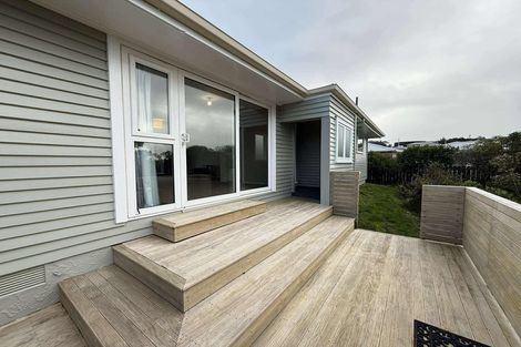 Photo of property in 52 Ruskin Road, Newlands, Wellington, 6037