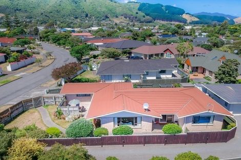 Photo of property in 6 Rewarewa Crescent, Waikanae, 5036