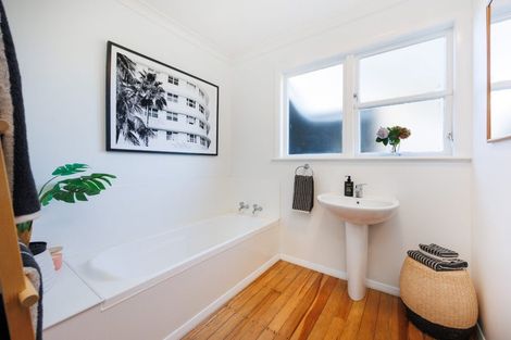 Photo of property in 11 Squires Place, Awapuni, Palmerston North, 4412