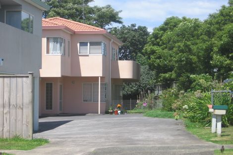 Photo of property in 1/2 Raleigh Road, Northcote, Auckland, 0627