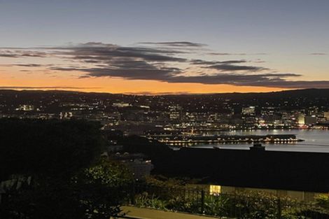 Photo of property in 17 Palliser Road, Roseneath, Wellington, 6011