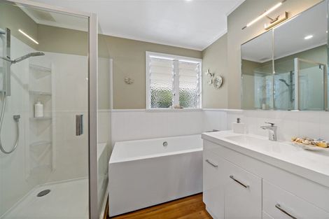 Photo of property in 52 Woodlands Crescent, Browns Bay, Auckland, 0630