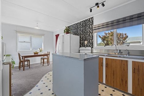 Photo of property in 2 Turakina Street, Merrilands, New Plymouth, 4312