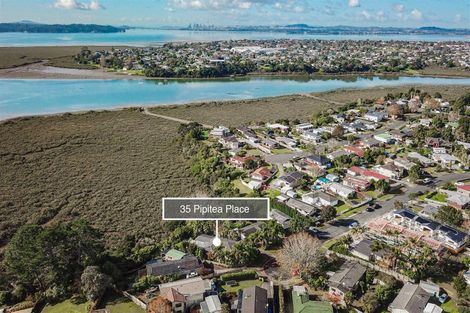 Photo of property in 35 Pipitea Place, Massey, Auckland, 0614