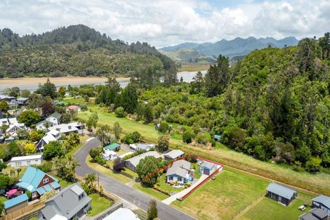 Photo of property in 124 Mckellar Place, Whangamata, 3620