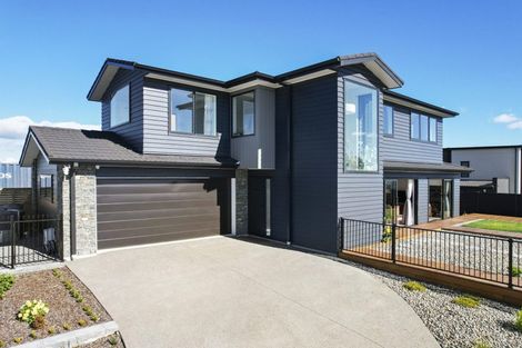 Photo of property in 8 Boeing Way, Newlands, Wellington, 6037
