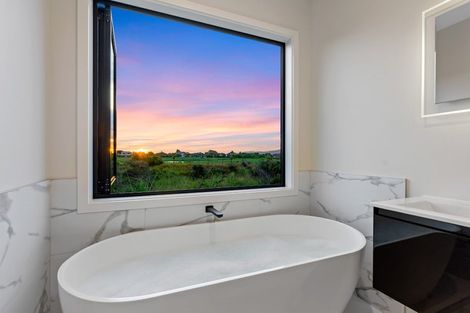 Photo of property in 5 Taranui Way, Paraparaumu Beach, Paraparaumu, 5032