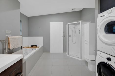 Photo of property in 70 Seaview Road, Marfell, New Plymouth, 4310