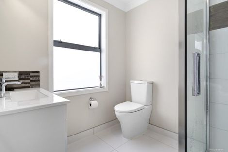 Photo of property in 8 Piper Way, Newlands, Wellington, 6037