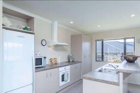 Photo of property in 27 James Nairn Grove, Riverstone Terraces, Upper Hutt, 5018