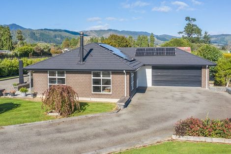 Photo of property in 418 Tararua Road, Levin, 5571