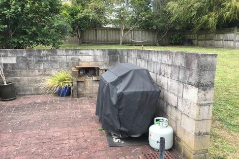 Photo of property in 19 Helleur Road, Massey, Auckland, 0614