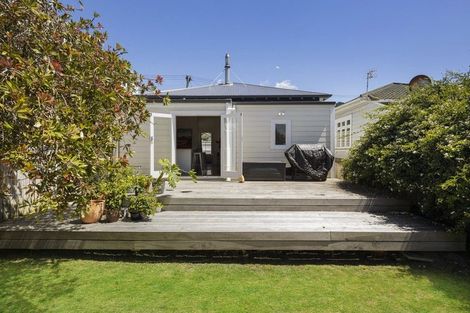 Photo of property in 109 Onepu Road, Lyall Bay, Wellington, 6022