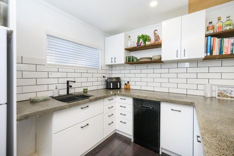 Photo of property in 10 Gladys Place, Kelvin Grove, Palmerston North, 4414