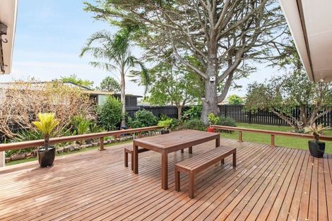 Photo of property in 27 Blanes Road, Weymouth, Auckland, 2103