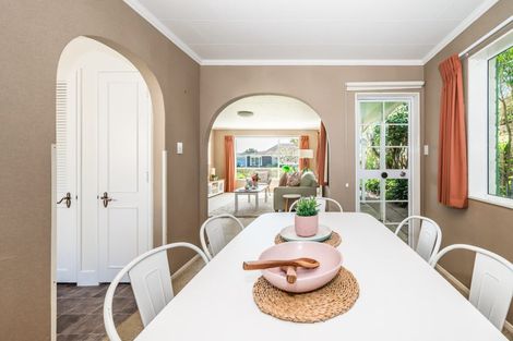 Photo of property in 33 Rewarewa Crescent, Waikanae, 5036